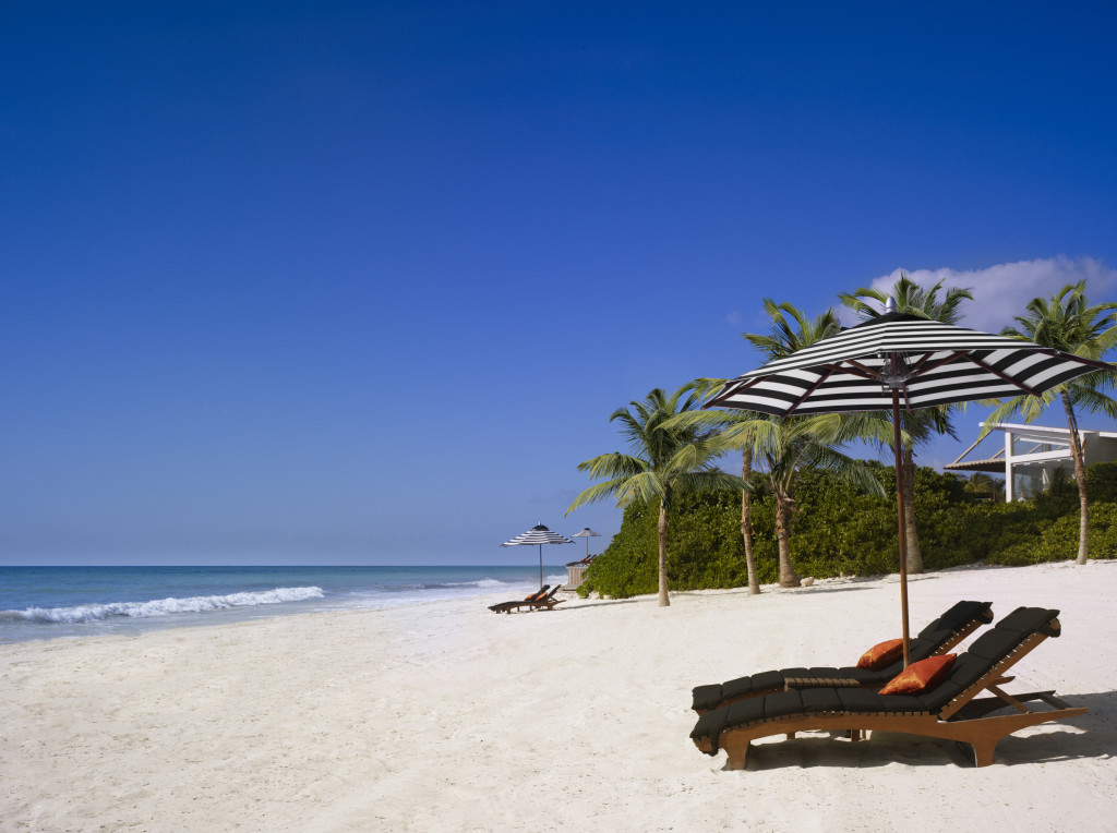 H6TIS_48428409_MayakobaBeachLoungers